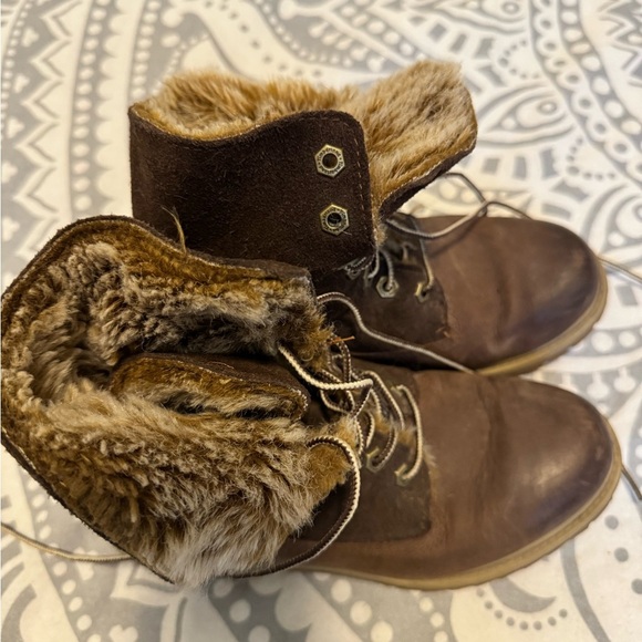 Women’s timberland fur lined boots - Picture 3 of 4